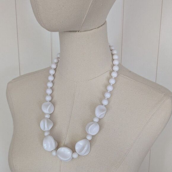 Vintage Chunky White Milk Bead Necklace - Picture 1 of 5